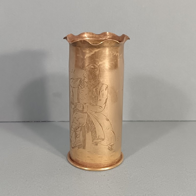 ARTISANAT DE TRANCHEES SOUVENIR GUERRE 1914 1918 DOUILLE 37-85 GRAVEE AVEC DEUX POILUS A LA GAMELLE